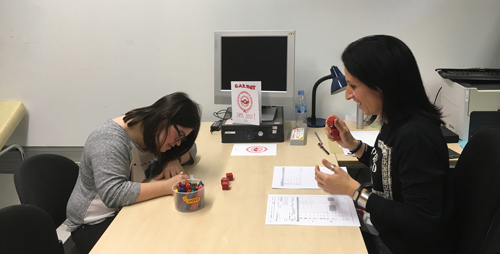 Isabel, participant de l'estudi TESDAD amb adults joves, realizant activitats de l'estudi amb la Neuropsicologa